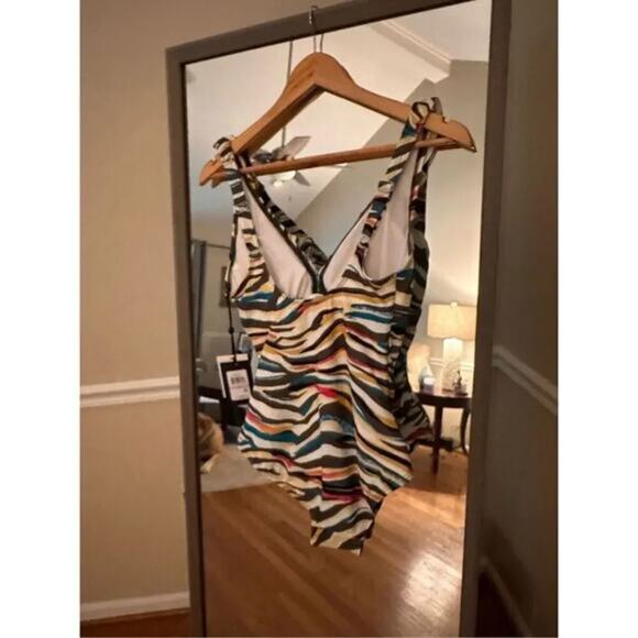 DKNY Printed Ruffled Tummy Control One Piece Swimsuit‎ US 6 - Picture 4 of 9